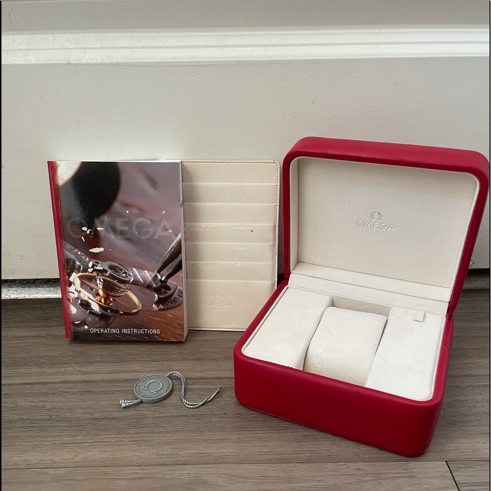 OMEGA Watch box with booklet